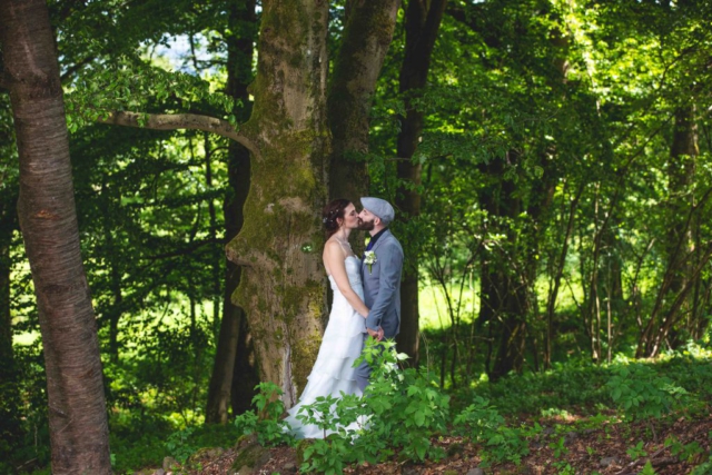 Küssendes Brautpaar in einem Wald
